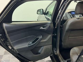 Ford FOCUS 1.6 Focus Titanium Navigator Auto 5dr 2 KEYS + S/HISTORY + NEW M