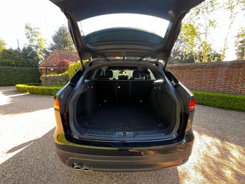 Jaguar F-PACE 2.0 F-PACE R-Sport AWD D Auto 4WD 5dr
