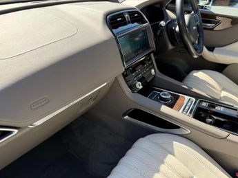 Jaguar F-PACE 2.0 F-PACE Portfolio AWD D Auto 4WD 5dr