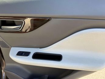 Jaguar F-PACE 2.0 F-PACE Portfolio AWD D Auto 4WD 5dr