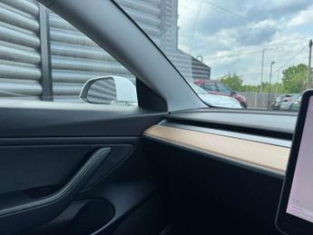 TESLA MODEL 3 Model 3 Standard Range + 4dr