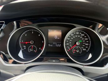 VOLKSWAGEN TOURAN 1.6 Touran SE Family TDI BlueMotion Technology Semi-Auto 5dr