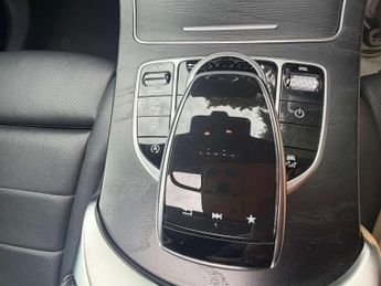 MERCEDES-BENZ GLC 2.0 GLC 250 AMG Line Premium+ 4Matic Auto 4WD 5dr