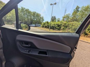 Toyota YARIS 1.5 Yaris Icon Tech Hybrid VVT-i CVT 5dr