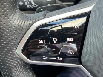 VOLKSWAGEN TIGUAN 2.0 Tiguan R-Line TDI Semi-Auto 5dr