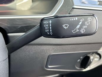 VOLKSWAGEN TIGUAN 2.0 Tiguan R-Line TDI Semi-Auto 5dr