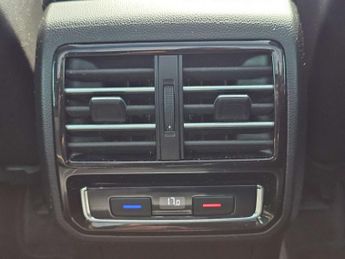 Volkswagen PASSAT 2.0 Passat R-Line TDI Semi-Auto 5dr