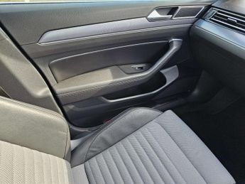 Volkswagen PASSAT 2.0 Passat R-Line TDI Semi-Auto 5dr