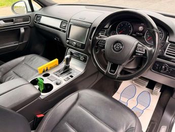 VOLKSWAGEN TOUAREG 3.0 Touareg V6 R-Line TDI BlueMotion Technology Auto 4WD 5dr