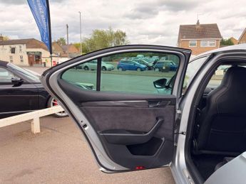 SKODA SUPERB 2.0 Superb Sportline TDI Semi-Auto 5dr