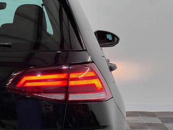 VOLKSWAGEN GOLF 2.0 Golf R-Line TDI BlueMotion Technology Semi-Auto 5dr