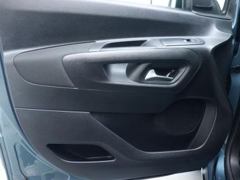 VAUXHALL Combo Life Electric 52kWh Design XL MPV 5dr Electric Auto (7.4kW Charger) (136 ps)