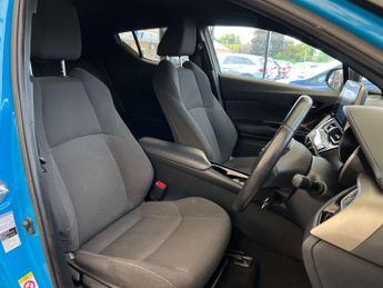 TOYOTA C-HR 1.8 C-HR-Dynamic HEV CVT 5dr