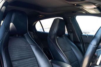 MERCEDES-BENZ 180 2.1 GLA220d AMG Line (Premium Plus) SUV 5dr Diesel 7G-DCT 4MATIC