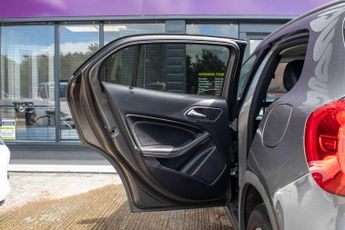 MERCEDES-BENZ GLA 2.1 GLA200d Sport (Executive) SUV 5dr Diesel 7G-DCT Euro 6 (s/s)