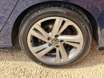 VOLKSWAGEN Golf 2.0 TDI R-Line Hatchback 5dr Diesel DSG Euro 6 (s/s) (150 ps)