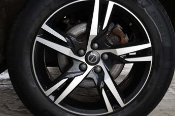 Volvo XC40 2.0 B3 MHEV Plus Dark SUV 5dr Petrol Hybrid DCT Auto Euro 6 (s/s