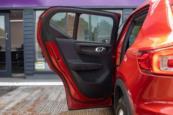 VOLVO XC40 2.0 D3 Momentum SUV 5dr Diesel Auto Euro 6 (s/s) (150 ps)