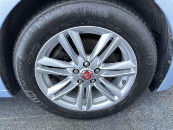 JAGUAR XF 2.2 XF Luxury D Auto 4dr