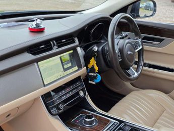 Jaguar XF 2.0d Portfolio Saloon 4dr Diesel Auto Euro 6 (s/s) (163 ps)