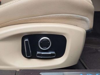 Jaguar XF 2.0d Portfolio Saloon 4dr Diesel Auto Euro 6 (s/s) (163 ps)