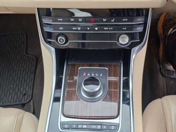 Jaguar XF 2.0d Portfolio Saloon 4dr Diesel Auto Euro 6 (s/s) (163 ps)