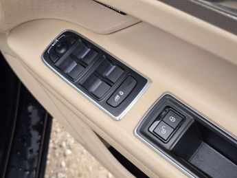Jaguar XF 2.0d Portfolio Saloon 4dr Diesel Auto Euro 6 (s/s) (163 ps)
