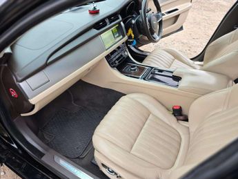 Jaguar XF 2.0d Portfolio Saloon 4dr Diesel Auto Euro 6 (s/s) (163 ps)