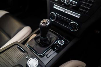 MERCEDES-BENZ C-CLASS 6.2 C63 AMG Auto 4dr