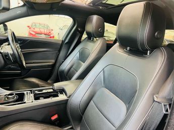 JAGUAR XE 2.0 XE R-Sport D Auto 4dr