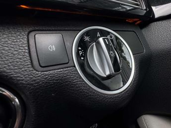 MERCEDES-BENZ E-CLASS 2.1 E250 BlueEfficiency AvantGarde CDi Auto 4dr