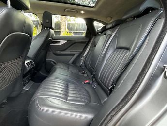 JAGUAR F-PACE 2.0 F-PACE Portfolio AWD Auto 4WD 5dr