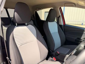TOYOTA YARIS 1.5 Yaris Design Hybrid VVT-i CVT 5dr