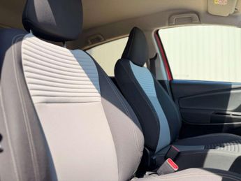 TOYOTA YARIS 1.5 Yaris Design Hybrid VVT-i CVT 5dr
