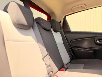 TOYOTA YARIS 1.5 Yaris Design Hybrid VVT-i CVT 5dr