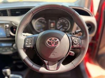 TOYOTA YARIS 1.5 Yaris Design Hybrid VVT-i CVT 5dr