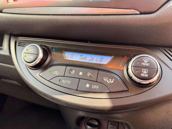 TOYOTA YARIS 1.5 Yaris Design Hybrid VVT-i CVT 5dr