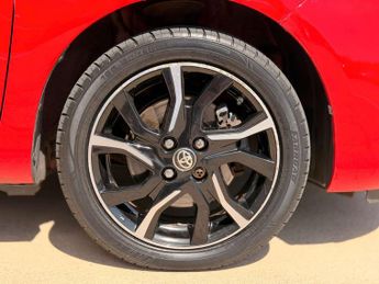 TOYOTA YARIS 1.5 Yaris Design Hybrid VVT-i CVT 5dr