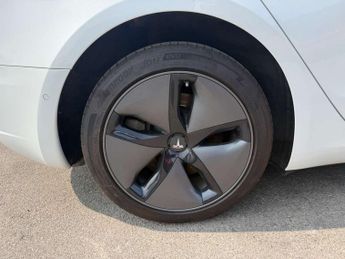 TESLA MODEL 3 Model 3 Standard Range + 4dr
