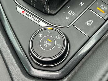 VOLKSWAGEN TIGUAN 2.0 Tiguan R-Line TDI BlueMotion Technology 4Motion Semi-Automat