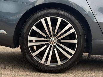 Volkswagen Passat 2.0 TDI BlueMotion Tech Sport Saloon 4dr Diesel DSG Euro 5 (s/s)