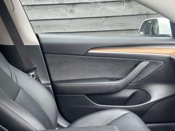 TESLA MODEL 3 Model 3 Standard Range + 4dr