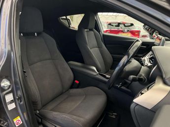 TOYOTA C-HR 1.8 C-HR-Dynamic HEV CVT 5dr