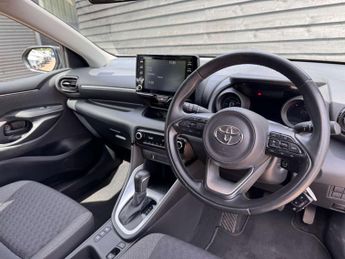 TOYOTA YARIS 1.5 Yaris Design HEV CVT 5dr