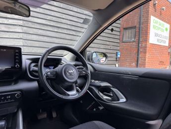 TOYOTA YARIS 1.5 Yaris Design HEV CVT 5dr