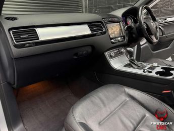 Volkswagen TOUAREG 3.0 TDI V6 BlueMotion Tech R-Line SUV 5dr Diesel Tiptronic 4WD E