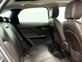 Jaguar F-PACE 2.0 F-PACE Portfolio AWD i Auto 4WD 5dr