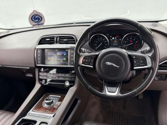 Jaguar F-PACE 2.0 F-PACE Portfolio AWD i Auto 4WD 5dr