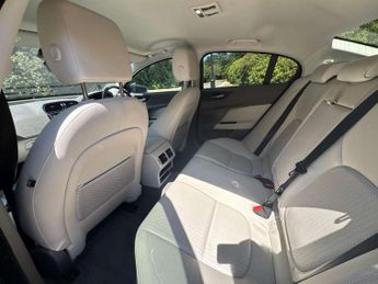 JAGUAR XE 2.0 XE Portfolio D Auto 4dr