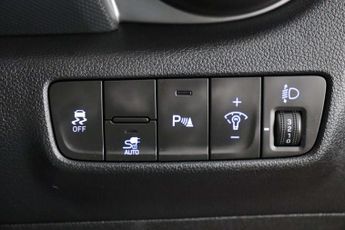 Hyundai KONA 39kWh Premium SUV 5dr Electric Auto (10.5kW Charger) (136 ps)